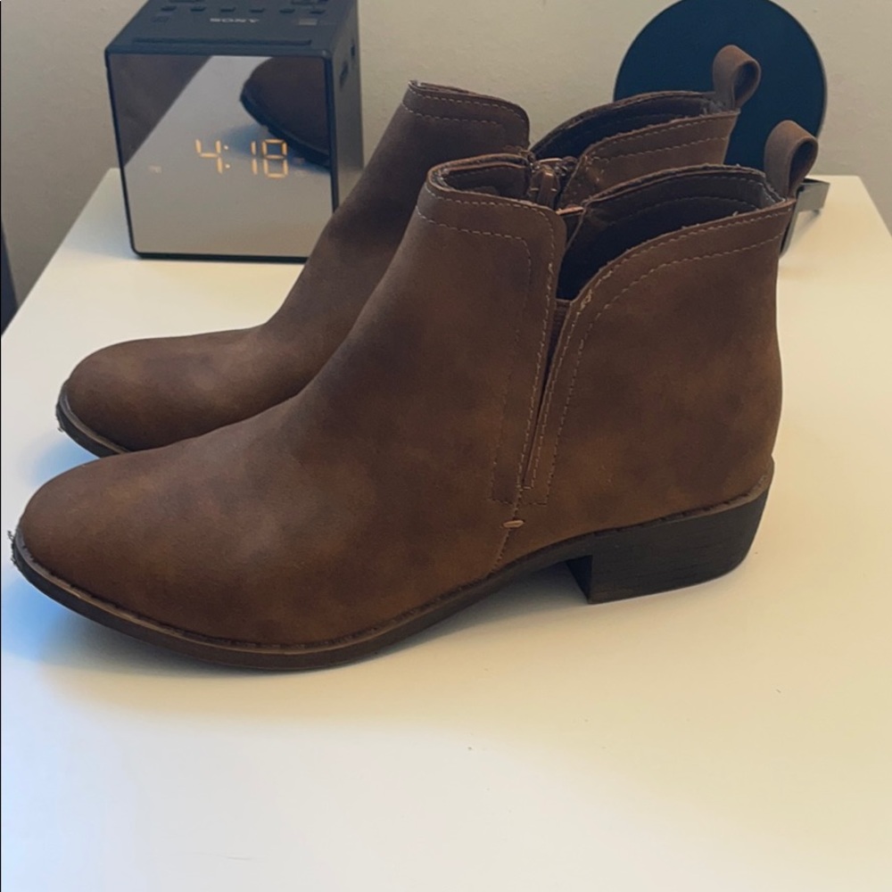 Brown/chestnut booties